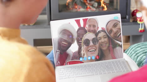 Fröhliche,-Abwechslungsreiche-Freunde-Mit-Weihnachtlichem-Laptop-Videoanruf,-Zeitlupe