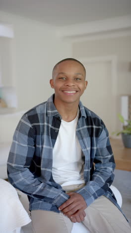 Vertikales-Video-Eines-Porträts-Eines-Glücklichen-Afroamerikanischen-Teenagers-Zu-Hause,-Zeitlupe
