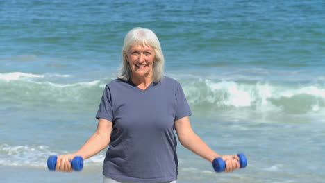 Elderly-woman-working-his-muscles-with-dumbbells