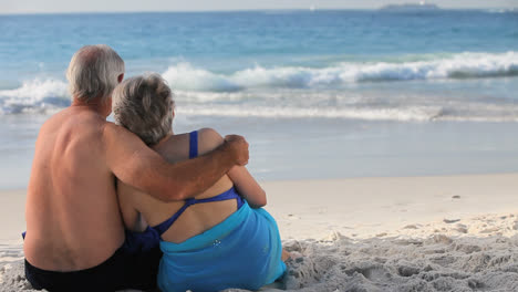 Mujer-Y-Hombre-De-Edad-Mirando-El-Horizonte.