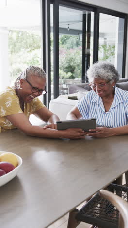 Video-Vertical-De-Felices-Amigas-Afroamericanas-Mayores-Usando-Tableta,-Espacio-De-Copia,-Cámara-Lenta