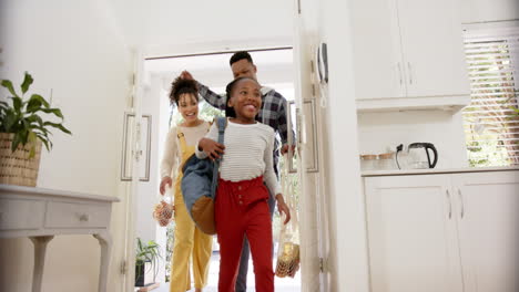 Felices-Padres-Afroamericanos-E-Hija-Regresando-A-Casa-De-La-Escuela,-Cámara-Lenta
