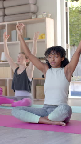 Video-Vertical-De-Mujeres-Diversas-Haciendo-Ejercicio-Sobre-Colchonetas-Y-Meditando,-Cámara-Lenta