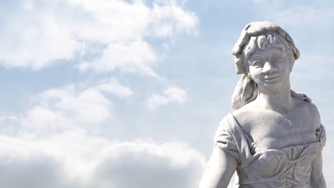 Animación-De-Escultura-Gris-De-Mujer-Sobre-Cielo-Azul-Y-Nubes,-Espacio-De-Copia