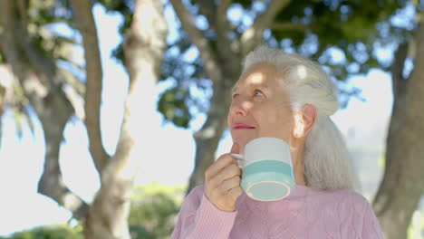 Feliz-Mujer-Birracial-Mayor-Tomando-Café-En-El-Balcón-De-Casa,-Cámara-Lenta