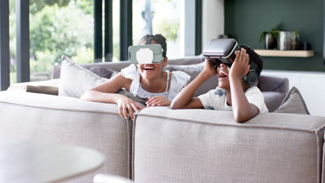 Glücklicher-Afroamerikanischer-Bruder-Und-Schwester-In-VR-Headsets-Auf-Dem-Sofa,-Kopierraum,-Zeitlupe