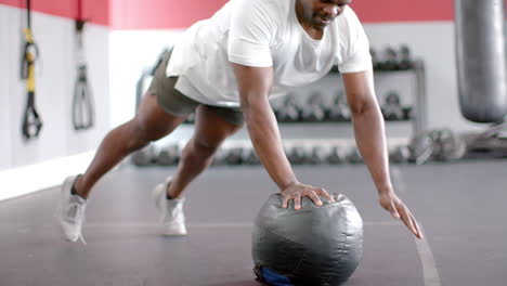 Hombre-Afroamericano-En-Forma-Haciendo-Ejercicio-En-El-Gimnasio