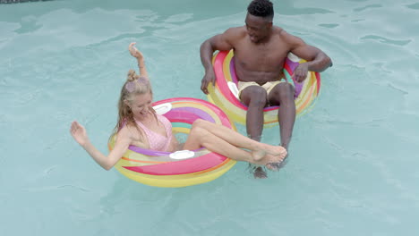 Un-Joven-Afroamericano-Y-Una-Joven-Caucásica-Disfrutan-De-Un-Día-En-La-Piscina