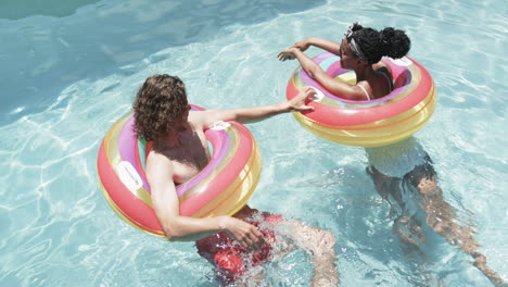 Pareja-Diversa-Disfruta-De-Un-Día-Soleado-En-La-Piscina