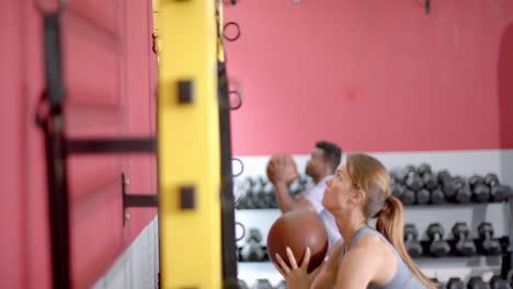 Los-Asistentes-Al-Gimnasio-Enfocados-En-Estar-En-Forma-Participan-En-Una-Sesión-De-Entrenamiento-Con-Balones-Medicinales.