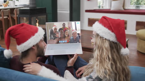 Feliz-Pareja-Diversa-Y-Amigos-Teniendo-Videollamada-Navideña-Con-Computadora-Portátil,-Cámara-Lenta