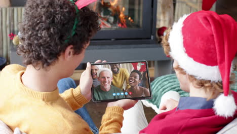 Amigos-Felices-Y-Diversos-Teniendo-Videollamadas-Navideñas-En-Tableta,-Cámara-Lenta