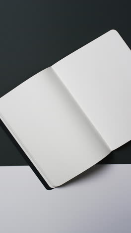 Vertikales-Video-Eines-Buches-Mit-Weißen-Leeren-Seiten-Und-Kopierraum-Auf-Schwarzem-Hintergrund
