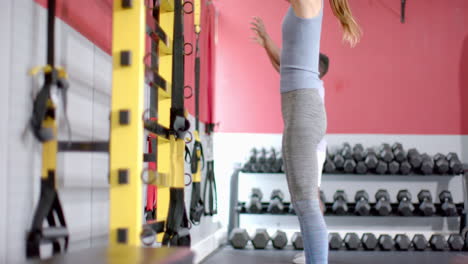 Una-Joven-Caucásica-En-Forma-Hace-Ejercicios-En-El-Gimnasio-Con-Un-Balón-Medicinal,-Con-Espacio-Para-Copiar