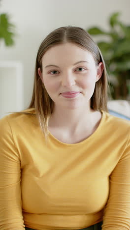 Vídeo-Vertical-De-Retrato-De-Una-Mujer-Caucásica-Feliz-En-Casa,-En-Cámara-Lenta