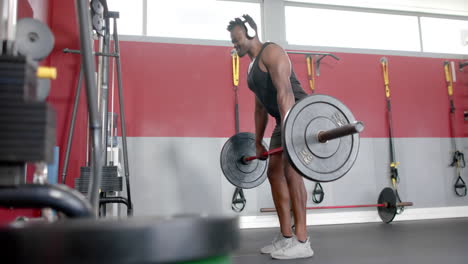 Colocar-A-Un-Hombre-Afroamericano-Levantando-Pesas-En-El-Gimnasio.