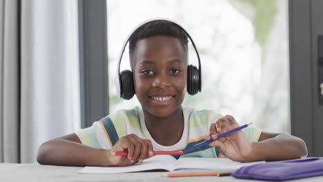 Niño-Afroamericano-Estudia-En-Casa