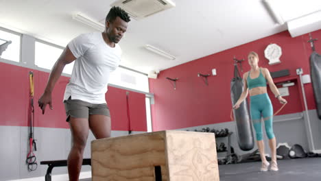 Un-Hombre-Afroamericano-En-Forma-Salta-Sobre-Una-Caja-En-El-Gimnasio