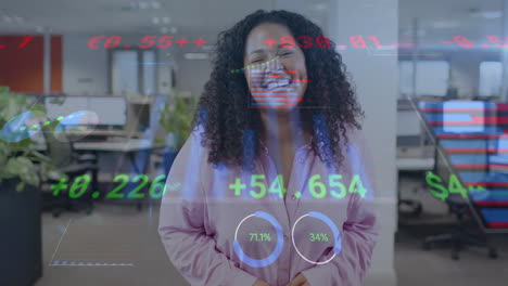 Animation-Der-Verarbeitung-Finanzieller-Daten-über-Einer-Lächelnden-Geschäftsfrau-Mit-Gemischter-Abstammung-Im-Büro