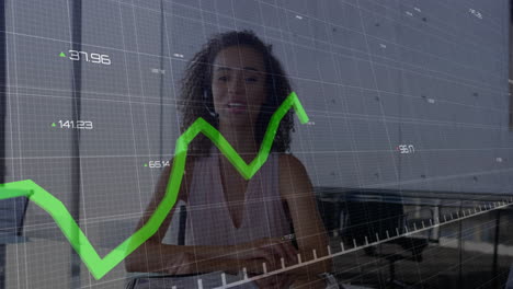 Animación-Del-Procesamiento-De-Datos-Financieros-Sobre-Una-Empresaria-Birracial-En-El-Cargo