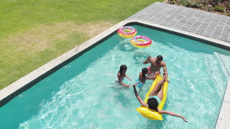 Glücklicher-Afroamerikanischer-Sohn-Und-Tochter-Springen-Ins-Schwimmbad-Zu-Den-Eltern