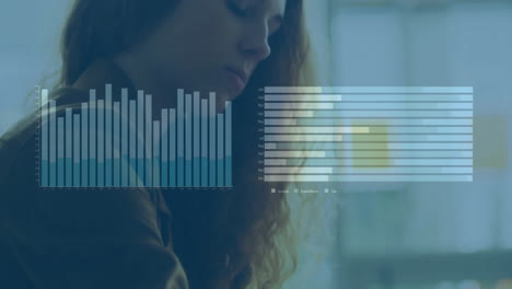 Animación-Del-Procesamiento-De-Datos-En-Gráficos-Sobre-Una-Mujer-Caucásica-Usando-La-Pantalla-Táctil-Del-Reloj-Inteligente