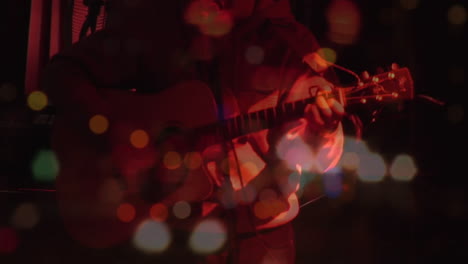 Kaukasische-Frau-Spielt-Gitarre-Beim-Konzert-über-Der-Stadt-Bei-Nacht