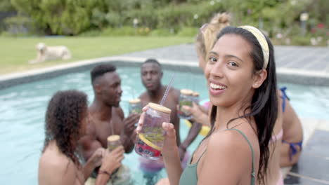 Junge-Frau-Mit-Gemischter-Abstammung-Genießt-Eine-Poolparty