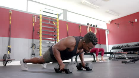 Colocar-A-Un-Hombre-Afroamericano-Haciendo-Flexiones-En-El-Gimnasio.