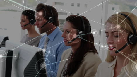 Animation-Verbundener-Symbole,-Verschiedene-Callcenter-Agenten-Sprechen-Mit-Kunden-Und-Tragen-Headsets