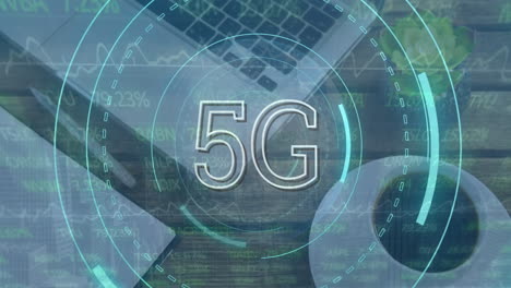 Animación-Del-Procesamiento-De-Datos-Financieros-Y-De-Texto-5g-En-Una-Computadora-Portátil-En-El-Escritorio