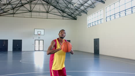 Un-Hombre-Afroamericano-Dispara-Una-Pelota-De-Baloncesto-En-Una-Cancha-Cubierta.