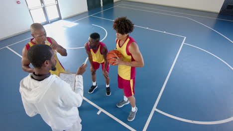 Diverso-Equipo-De-Baloncesto-Analiza-La-Estrategia-En-La-Cancha