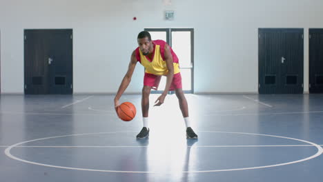 Hombre-Afroamericano-Juega-Baloncesto-En-El-Interior