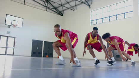 Los-Jugadores-De-Baloncesto-Practican-En-Una-Cancha-Cubierta.