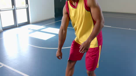 Afroamerikaner-Hält-Einen-Basketball-In-Der-Turnhalle