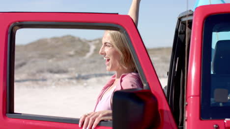 Junge-Kaukasische-Frau-Genießt-Eine-Sonnige-Strandfahrt-Auf-Einem-Roadtrip