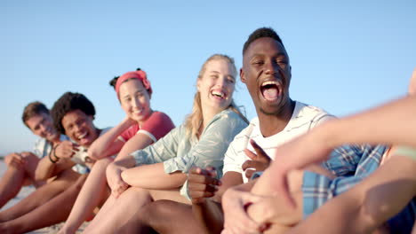 Eine-Bunt-Gemischte-Gruppe-Von-Freunden-Genießt-Gemeinsam-Einen-Tag-Am-Strand