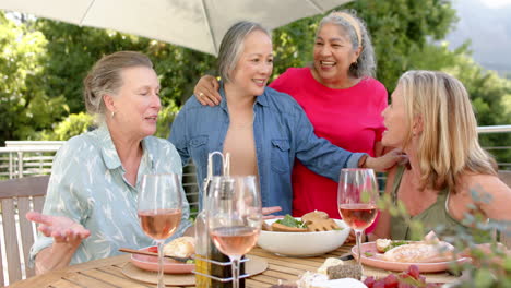 Eine-Gruppe-Hochrangiger,-Heterogener-Frauen-Lacht-Gemeinsam-Bei-Einem-Treffen-Im-Freien