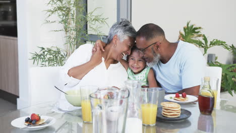 Abuelos-Birraciales-Disfrutan-Del-Desayuno-Con-Su-Joven-Nieta-Y-Comparten-Un-Momento-De-Amor.