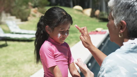 Un-Hombre-Birracial-Aplica-Protector-Solar-En-El-Rostro-De-Una-Chica-Birracial-Al-Aire-Libre