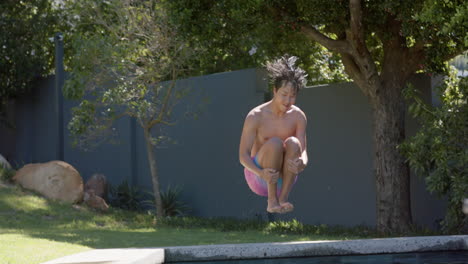 Un-Adolescente-Asiático-Disfruta-De-Un-Día-Soleado-En-Una-Piscina-Al-Aire-Libre.