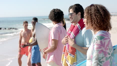 Diversos-Amigos-Disfrutan-De-Un-Día-Soleado-En-La-Playa,-Con-Espacio-Para-Copiar