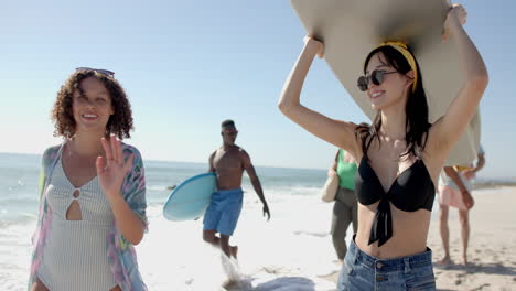 Diversos-Jóvenes-Disfrutan-De-Un-Divertido-Día-En-La-Playa.