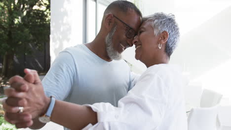 Pareja-Birracial-Comparte-Tierno-Momento,-Ambos-Con-Canas-Y-Gafas