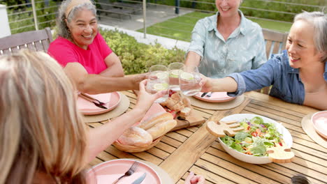 Eine-Vielfältige-Gruppe-Hochrangiger-Frauen-Genießt-Eine-Mahlzeit-Im-Freien