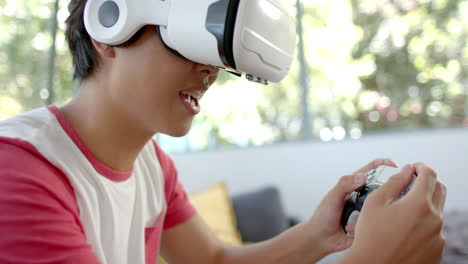 Un-Adolescente-Asiático-Disfruta-De-Un-Juego-De-Realidad-Virtual-En-Casa.