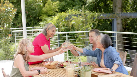 Eine-Vielfältige-Gruppe-Hochrangiger-Frauen-Genießt-Eine-Mahlzeit-Im-Freien