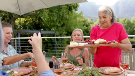 Un-Grupo-Diverso-De-Mujeres-Mayores-Disfruta-De-Una-Comida-Al-Aire-Libre