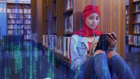 Animation-Von-KI-Text-Und--Daten-über-Einer-Gemischtrassigen-Studentin-Im-Hijab-Mit-Tablet